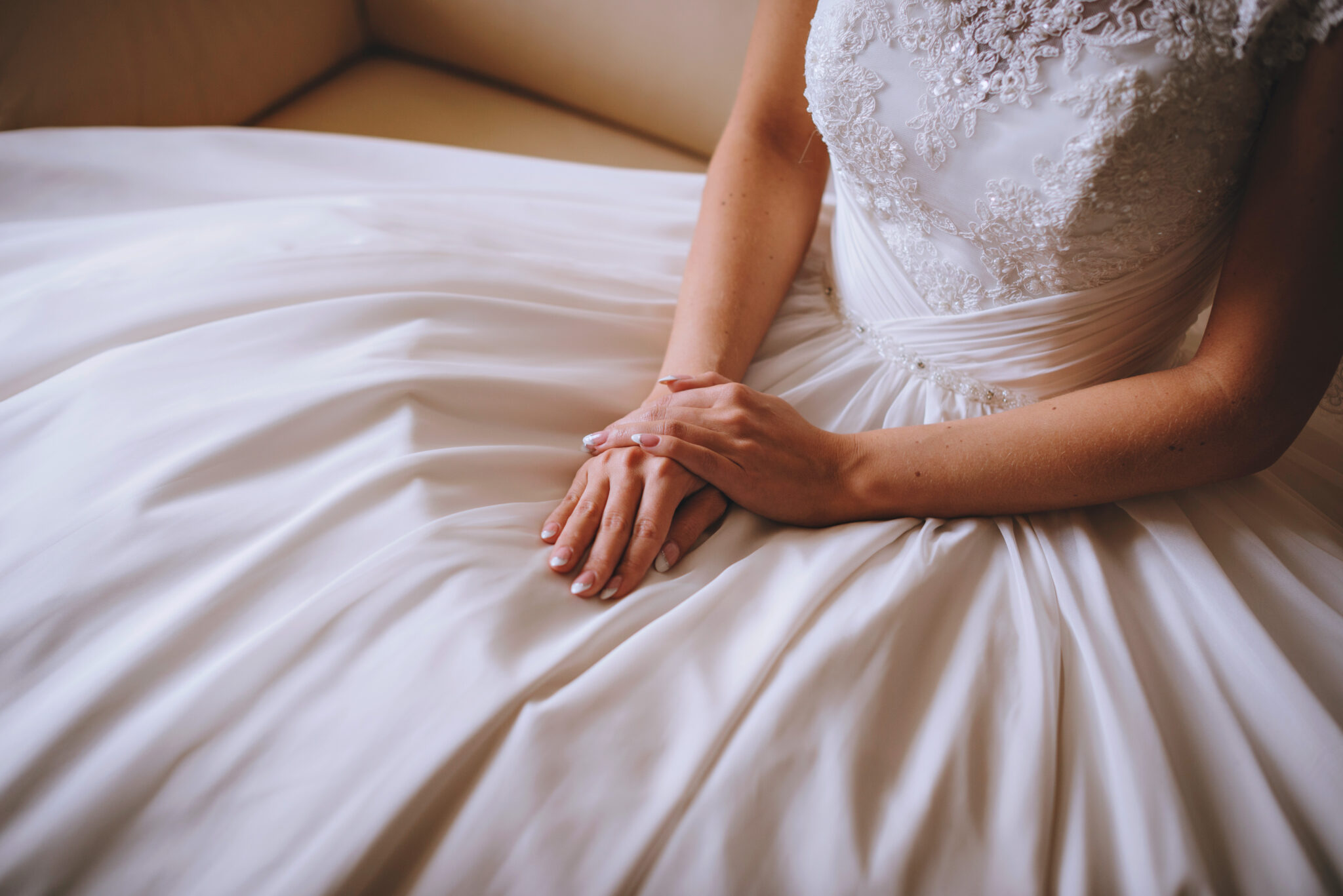 Beautiful,Hands,Of,The,Bride,On,The,Wedding,White,Lace